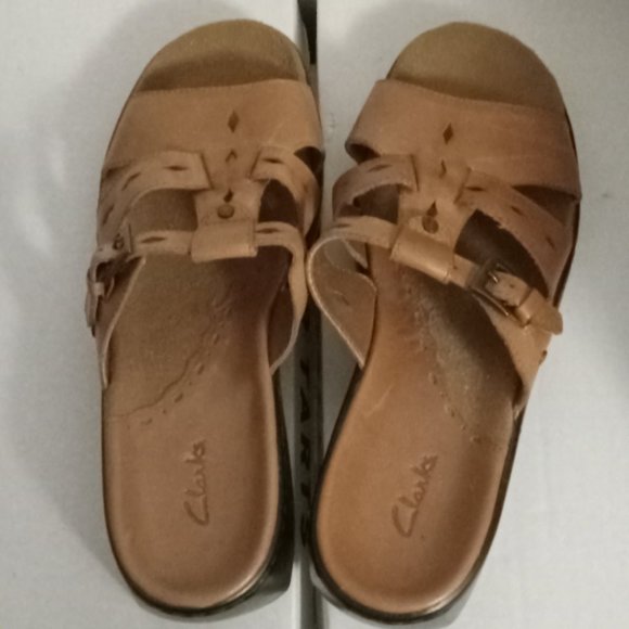 CLARKS Womens tan Leather slip on buckle sandals low heel flats boho EUC sz 9 - Picture 7 of 7